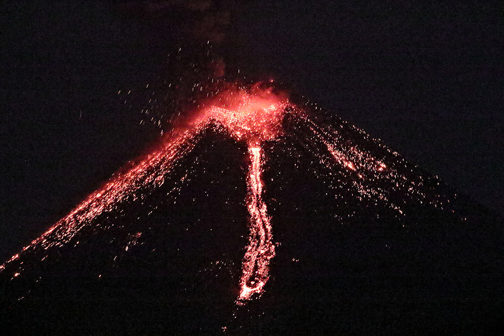 Krakatau Full cone 3 - post-eruption - spread of lava and lava bombs down slope